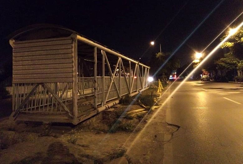 پل عابر‌پیاده نزدیک محل احداث روگذر شهید فلاحی ؛به خاطر تداخل با روگذر جابجا می‌شود