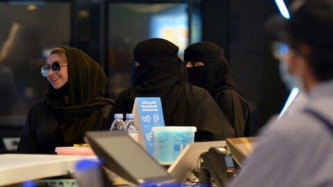 عربستان/ حذف اجباری بودن پوشش موی سر و گردن در عکس شناسایی زنان