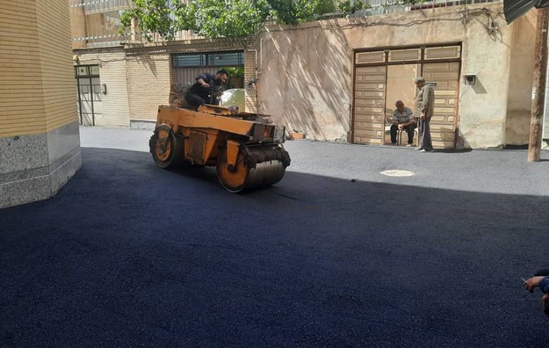 آسفالت ریزی اساسی کوچه های سلمان بقال و نفاقی در خیابان طالقانی