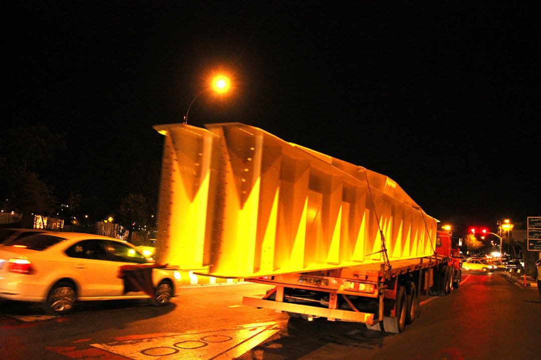 تیر پل‌های فلزی عرشه روگذر شهید فلاحی دیشب به محل پروژه انتقال یافت