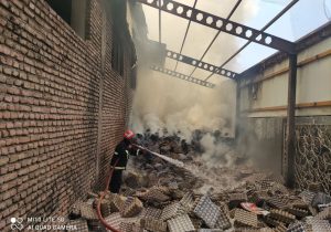 آتش سوزی کارخانه تولیدی شانه تخم مرغ واقع در شهرک صنعتی مرند