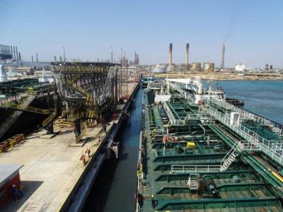 رویترز: انتقال نفت توقیف شده ایران در یونان به یک نفتکش ایرانی آغاز شد