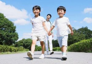 چرا نحوه راه رفتن کودکان ژاپنی متفاوت است؟