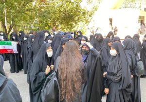 عکس جالبی از تجمع امروز دو گروه در دانشگاه الزهرا