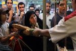 تنگ آمدن مردم در صف طولانی نانوایی‌ها