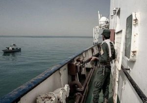 توقیف شناور ‌حامل ۲۵۰هزار لیتر سوخت قاچاق در خلیج فارس