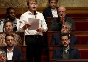 پارلمان فرانسه: کت و شلوار واجب است اما کراوات اجباری نیست