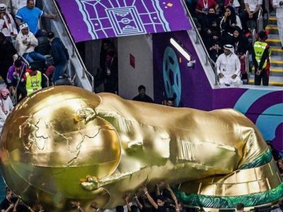 سقوط کاپ جام جهانی روی سر هواداران