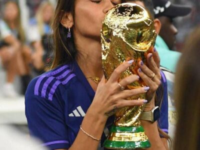 بوسه قهرمانانه آنتونلا روکوز بر جام