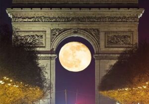 تصویر روز ناسا: تماشای ماه کامل از میان طاق پیروزی‌