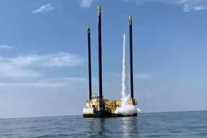 پرتاب موشک از روی سکوی شناور در آب‌ های آمریکا