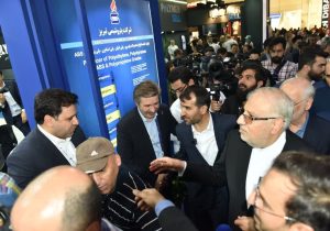 بازدید مهندس اوجی وزیر نفت از غرفه پتروشیمی تبریز در هفدهمین نمایشگاه بین المللی ایران پلاست