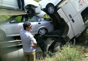 ￼تریلی حامل خودروهای صفر کیلومتر در مسیر میانه واژگون شد