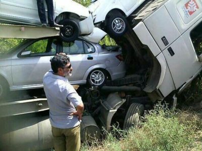 ￼تریلی حامل خودروهای صفر کیلومتر در مسیر میانه واژگون شد