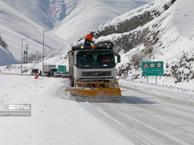 ماموران راهداری آذربایجان‌شرقی به ۲۵ خودرو گرفتار در برف کمک رسانی کردند
