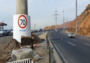 اجرای تابلوهای انتظامی و ترافیکی در سازه‌های انتقال برق فشار قوی اتوبان پاسداران