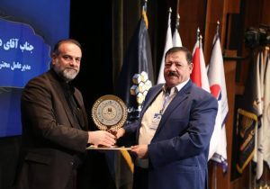 دکتر بختیار مهمانی نشان عالی مدیر سال را دریافت نمود