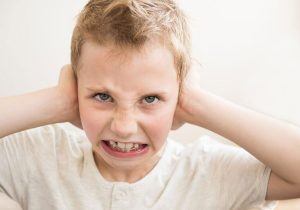 چگونه بفهمیم کودکی دچار آسیب روانی است؟ نشانه ها، علل و راه های درمان