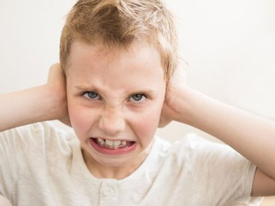 چگونه بفهمیم کودکی دچار آسیب روانی است؟ نشانه ها، علل و راه های درمان