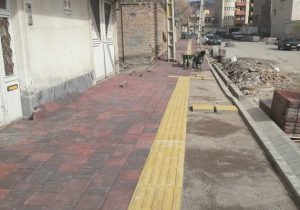 تداوم عملیات اجرای سنگ فرش پیاده رو های مسیرگشایی “گوراوانچی”