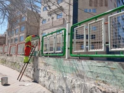 زیباسازی محیط شهری با رنگ آمیزی نرده های خیابان بینش توسط شهرداری ناحیه ۲ منطقه ۲