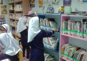 اهدای ۹۰ بسته کتاب به کتابخانه‌های مدارس تبریز