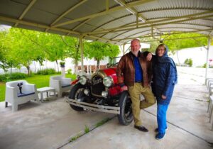 زوج جهانگرد استرالیایی در جریان تکرار سفر تاریخی ۱۹۲۰ وارد آذربایجان‌ شرقی شدند