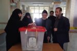 خانواده شهید رحمتی رای خودشان را در مراغه به صندوق انداختند