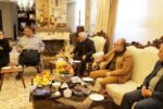 دیدار صمیمانه معاون پارلمانی رئیس جمهور با جانباز ۷۰درصد حاج «علی کشفیا» در تبریز