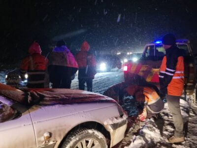 نیروهای راهداری آذربایجان‌شرقی به ۳۹ خودرو گرفتار در برف کمک کردند