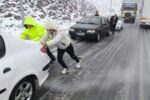 امدادرسانی پلیس شهرستان میانه به خودروهای گرفتار در برف و کولاک