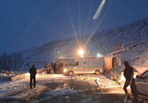 واژگونی اتوبوس با ۱۳ مصدوم در محور اهر کلیبر