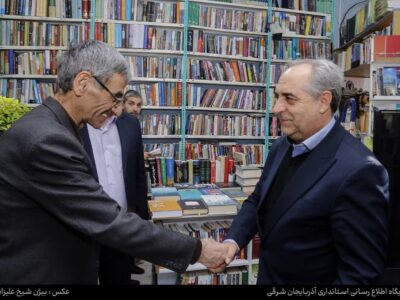 گزارش تصویری/ استاندار آذربایجان شرقی با حضور در کتابفروشی «دهخدا» در تبریز ۳۰ سالکی آغاز به کار این مرکز فرهنگی را به مدیر آن، آقای امین پور، تبریک گفت.