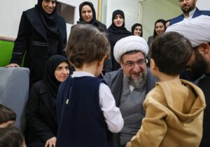 امام جمعه تبریز روزه خود را با کودکان بی‌سرپرست افطار کرد