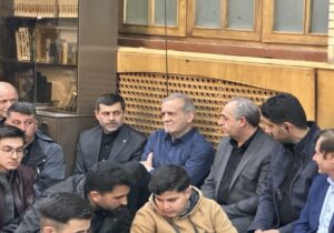 حضور سرزده و بدون تشریفات رئیس‌جمهور در مراسم احیای شب قدر در دانشگاه تبریز