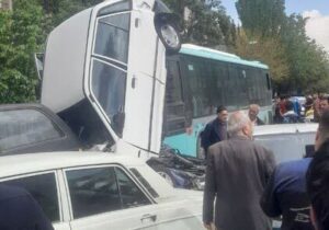 یک مصدوم و خسارت به تعدادی خودرو در پی ترمز بریدن اتوبوس شهری در تبریز