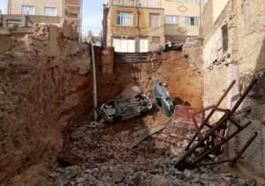 سقوط ۲ دستگاه خودرو به محل گودبرداری در تبریز