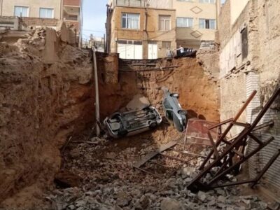 سقوط ۲ دستگاه خودرو به محل گودبرداری در تبریز