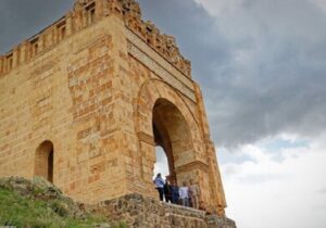 برگزاری همایش «فرزندان هشترود و سهندآباد» در قلعه ضحاک