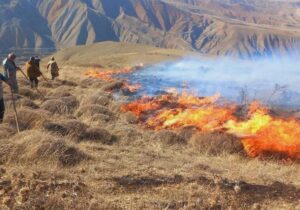 مهار آتش‌سوزی در ارتفاعات شهر خاروانا شهرستان ورزقان