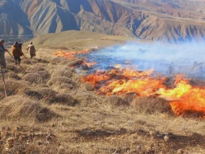 مهار آتش‌سوزی در ارتفاعات شهر خاروانا شهرستان ورزقان