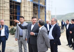 بازدید مدیرعامل بانک تجارت از صنایع معدنی و تولیدی مهراصل (معدن مس انجرد) و امضای تفاهم‌نامه‌های راهبردی برای توسعه زنجیره تولید مس