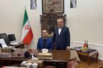 استاندار آذربایجان شرقی، معلم کلاس اول خود را بر صندلی اش نشاند
