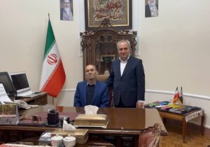 استاندار آذربایجان شرقی، معلم کلاس اول خود را بر صندلی اش نشاند