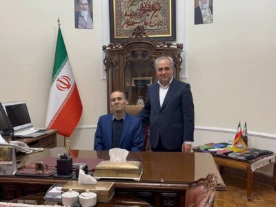 استاندار آذربایجان شرقی، معلم کلاس اول خود را بر صندلی اش نشاند