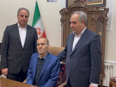 ویدیو/ در آیین تجلیل از معلمان نمونه استان اتفاق افتاد؛ بوسه استاندار آذربایجان شرقی بر دستان معلم کلاس اول خود/ سرمست معلمش را بر صندلی خود نشاند