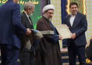 تقدیر از مدیرعامل پتروشیمی تبریز با اعطای نشان خادم خورشید در آیین گرامیداشت دهه کرامت