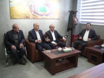 دیدار استاندار آذربایجان شرقی با سرمربی و بازیکنان تیم فوتبال تراکتور، دقایقی قبل از برگزاری جشن قهرمانی در ورزشگاه یادگار امام