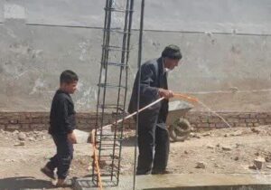 سنگ تمام پدر بزرگ ۹۹ ساله برای تکمیل مدرسه دهه نودی‌های روستا  
