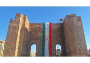 اهتزاز پرچم مقدس ایران بر فراز ارگ علیشاه